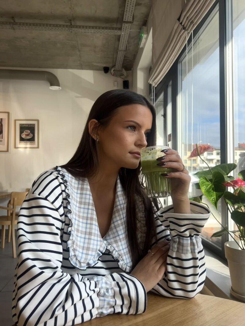 biały z granatowym paskiem