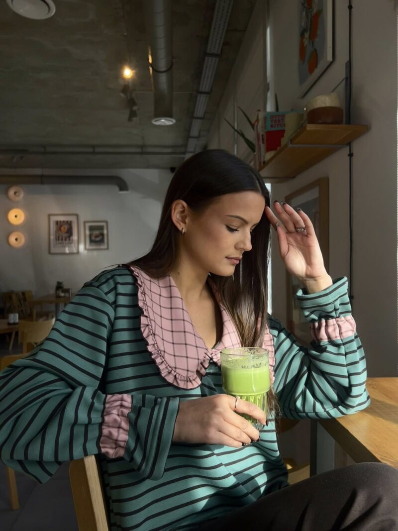 zielona z brazowym paskiem