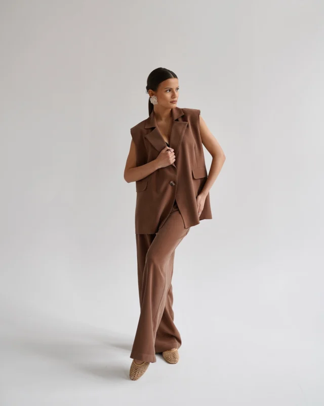 Czekoladowy komplet Rozalia zachwyca 🤌🏼 szerokie spodnie na gumce i kamizelka oversize 🙈 stylizuj na elegancko i na codzień 🫶🏼
